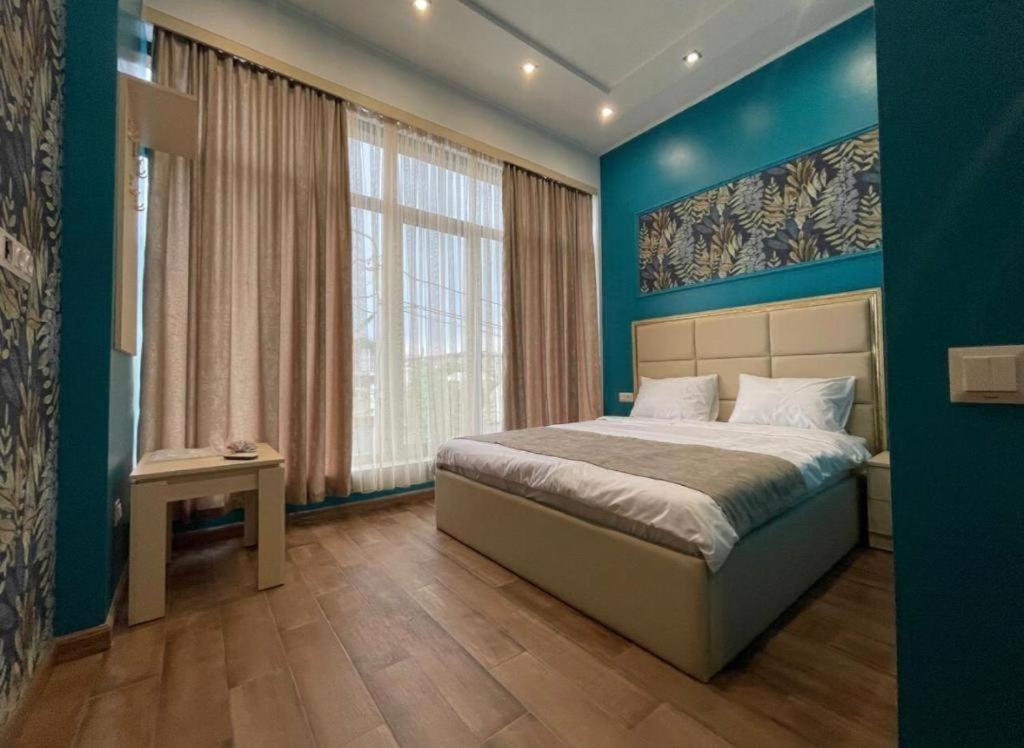 Days Hotel Yerevan Bagian luar foto