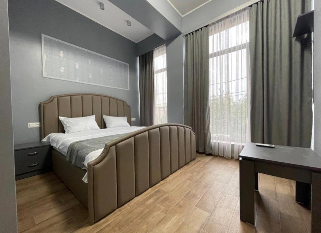 Days Hotel Yerevan Bagian luar foto