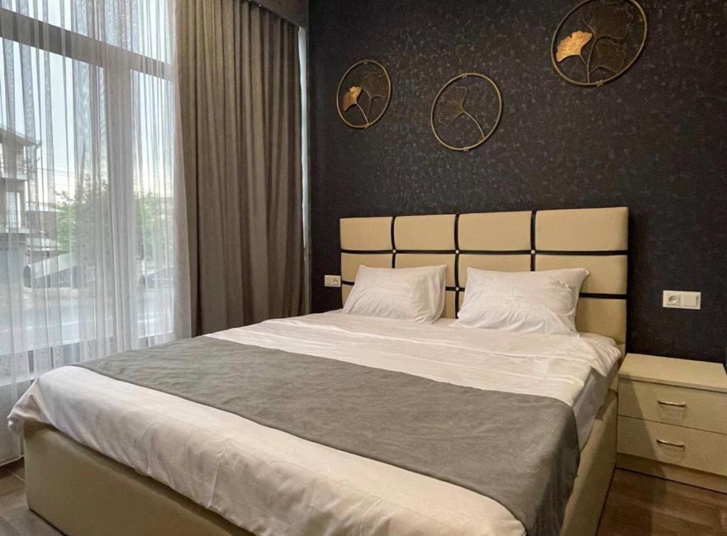 Days Hotel Yerevan Bagian luar foto