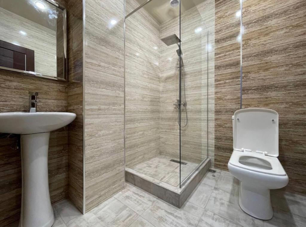 Days Hotel Yerevan Bagian luar foto