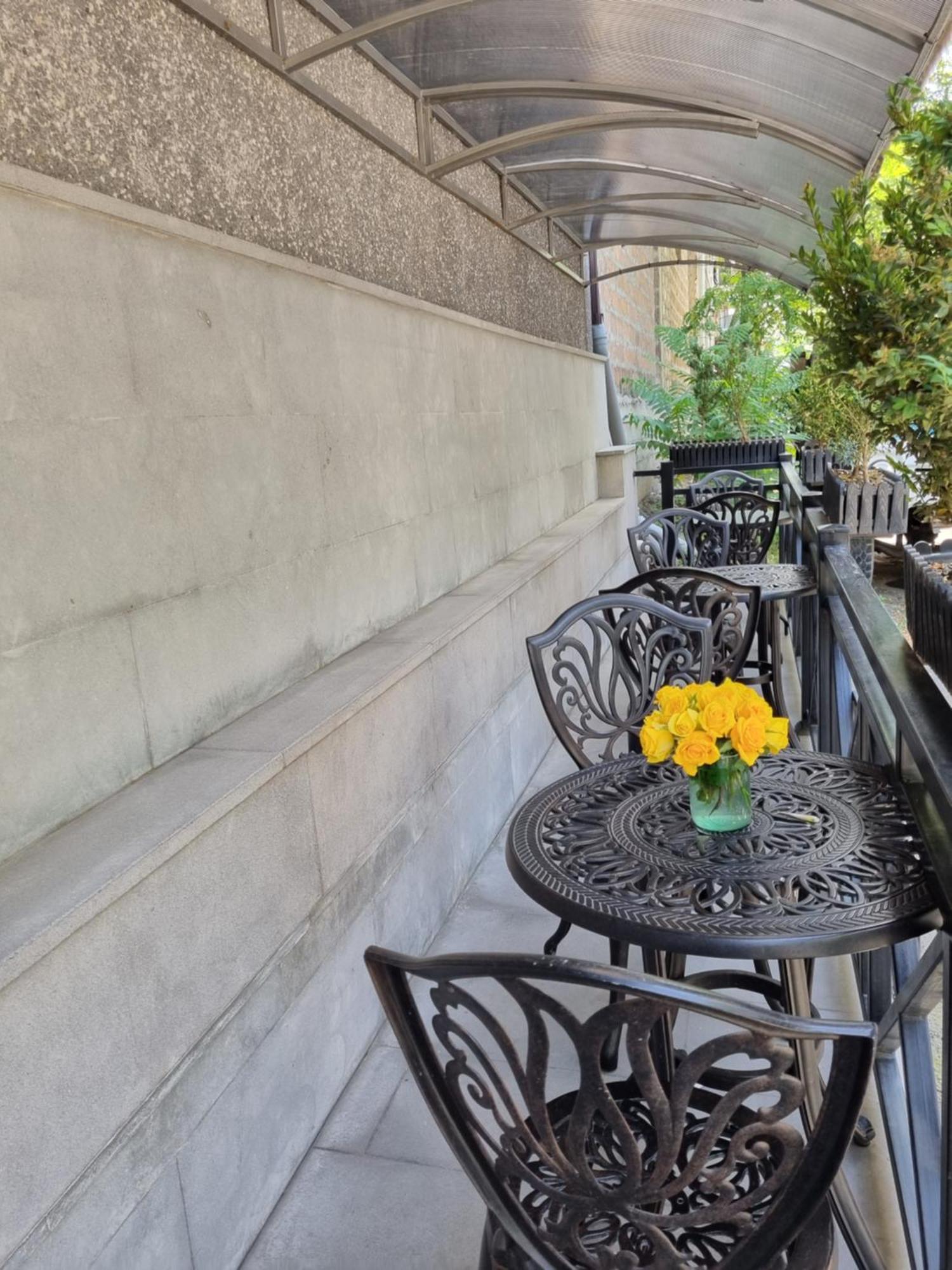 Days Hotel Yerevan Bagian luar foto
