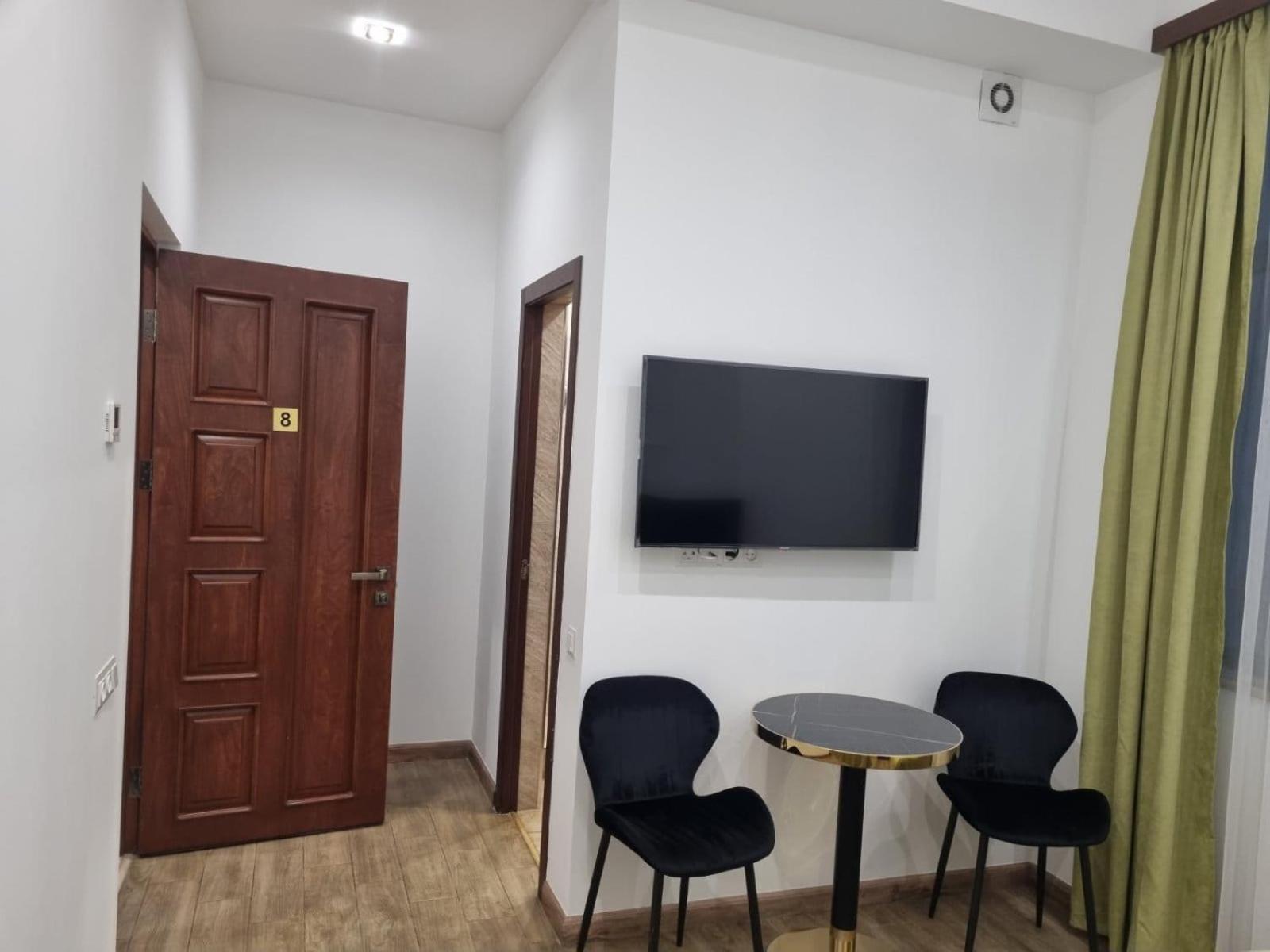 Days Hotel Yerevan Bagian luar foto
