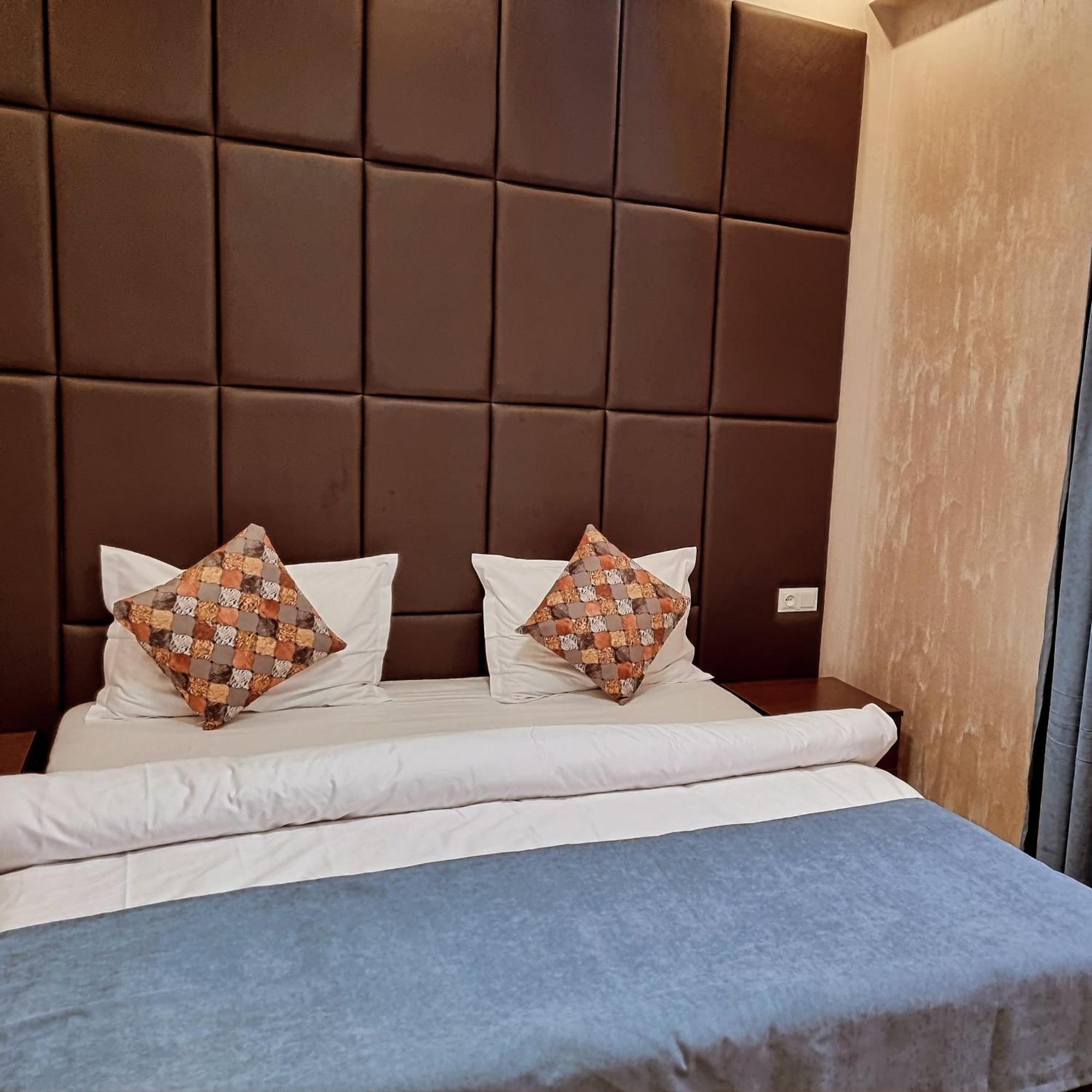 Days Hotel Yerevan Bagian luar foto