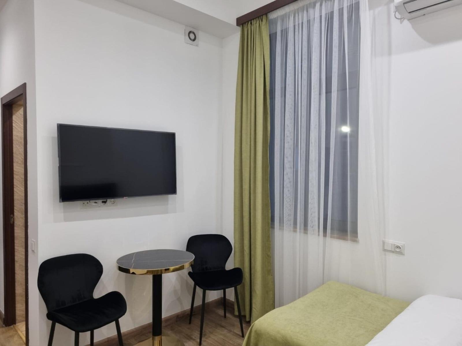 Days Hotel Yerevan Bagian luar foto