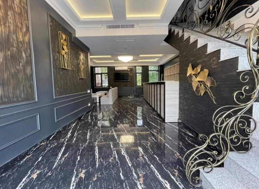 Days Hotel Yerevan Bagian luar foto